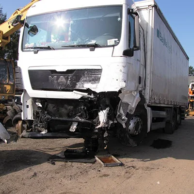 Weißer LKW, der in einen Unfall verwickelt wurde
