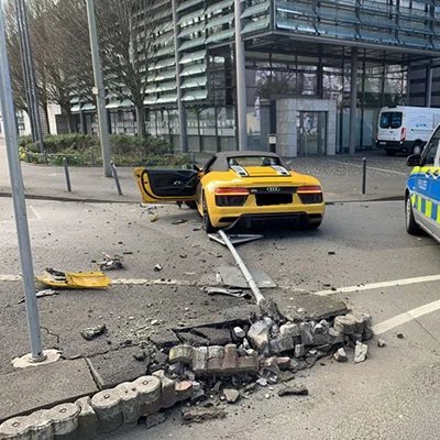 Gelber Sportwagen welche ein Straßenschild gerammt hat